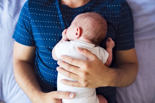 En baby på fars bryst