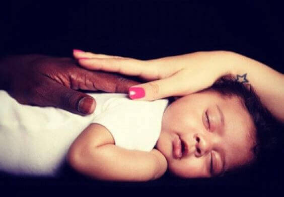 Forældre med hænder på baby