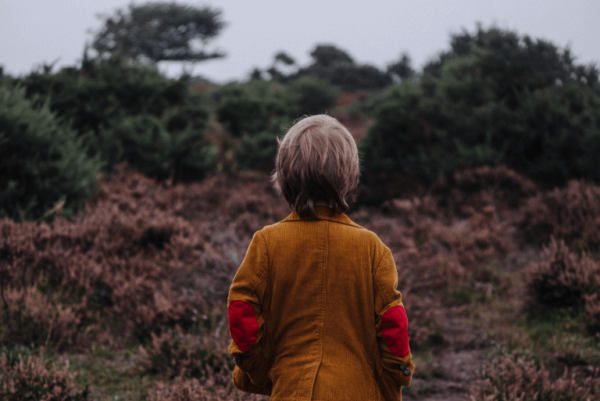 Barn alene i natur illustrerer barn med depression