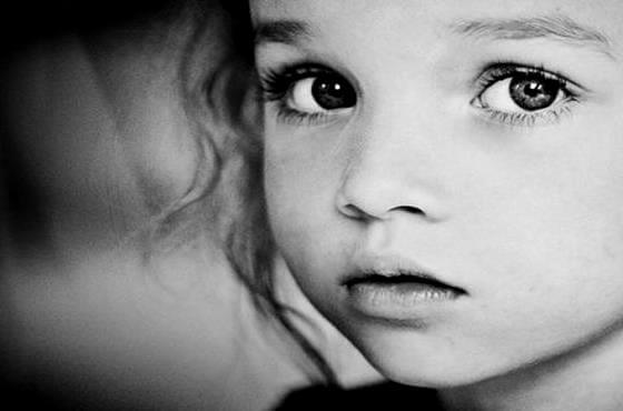 Barn med intenst blik i øjne