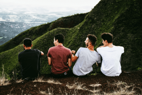Fire venner på bjerg nyder fordelene ved en god rejsekammerat
