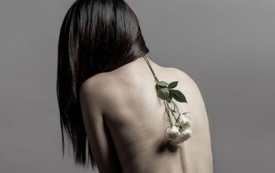 Blomst på nøgen kvinderyg