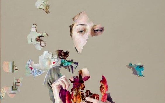 Kvinde lavet af puslespilsbrikker