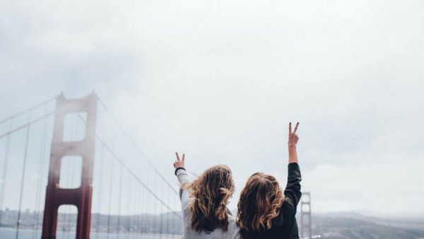 To piger på bro nyder fordelene ved en god rejsekammerat