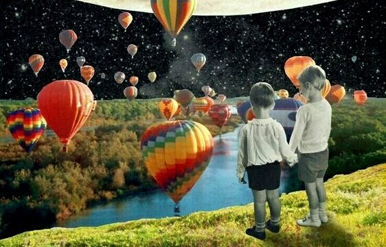 Børn ser på luftballoner sammen