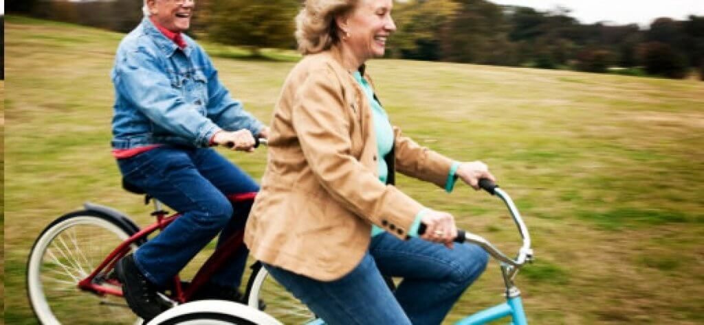 Grinende personer på cykler ligner de lykkeligste mennesker i verden
