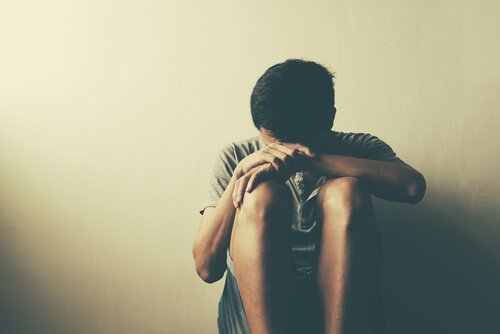 Mand med hoved hvilende på knæ oplever humørforstyrrelser
