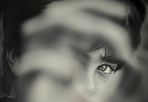 Dreng med intenst blik