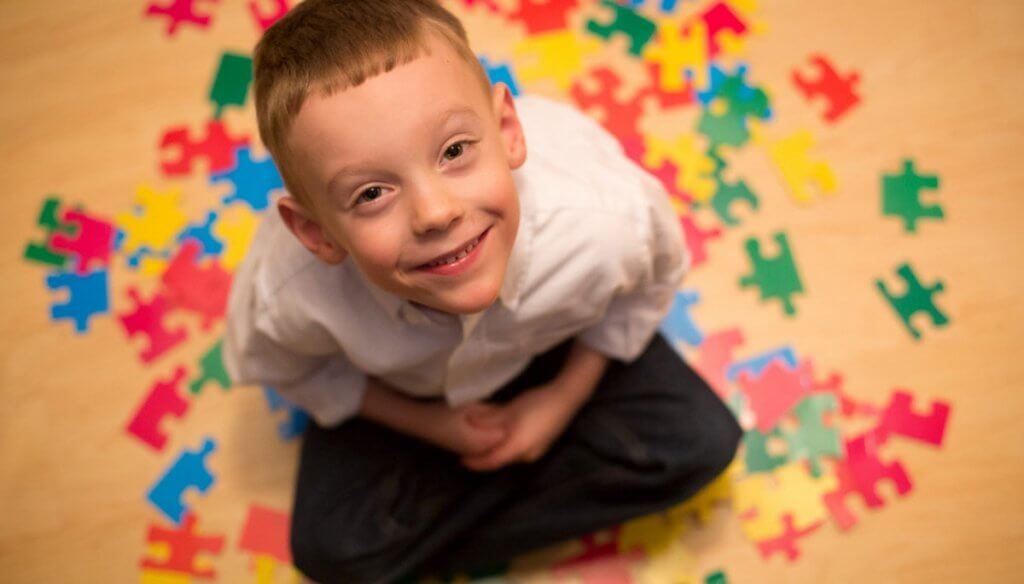 Dreng med autisme lægger puslespil