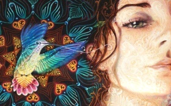 Fugl hvisker kvinde i øret