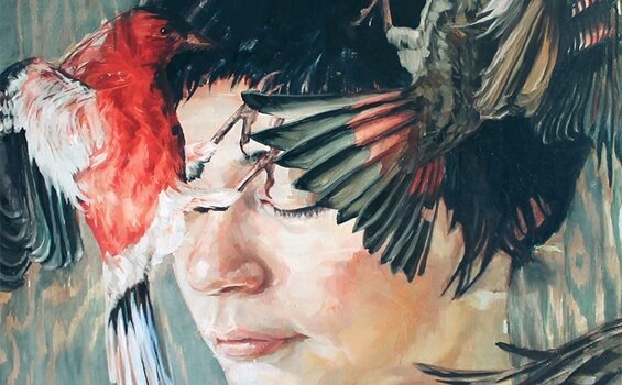 Kvinde med fugle baskende foran ansigt