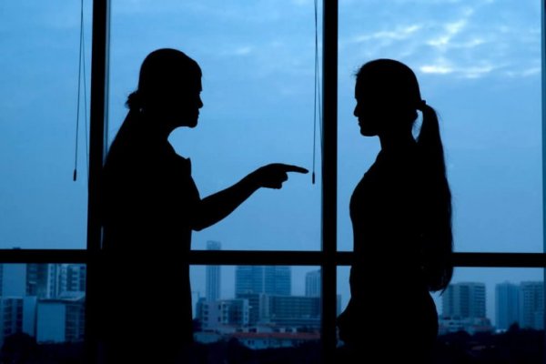 Person giver kvinde skylden i stedet for selv at erkende fejltagelser