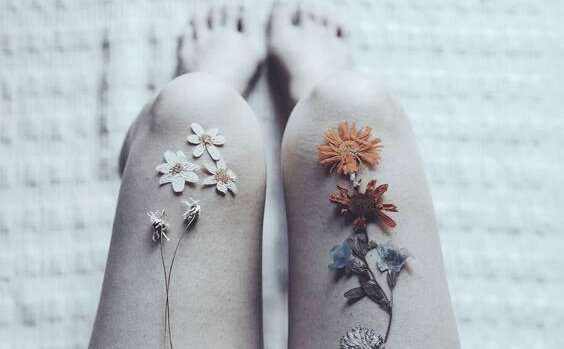 Blomster på knæ