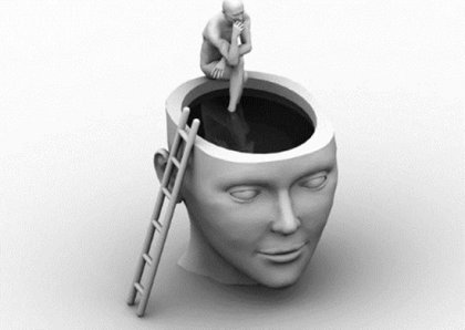 Stor kop formet som hoved, hvor person sidder på kanten