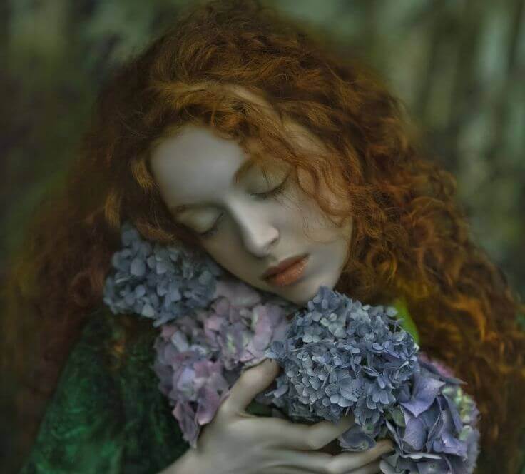 Kvinde krammer blomster