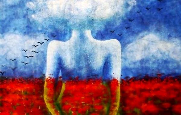 Kvindes silhuet foran blomstermark