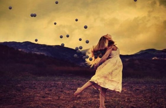 Kvinde på mark med bolde flyvende omkring sig