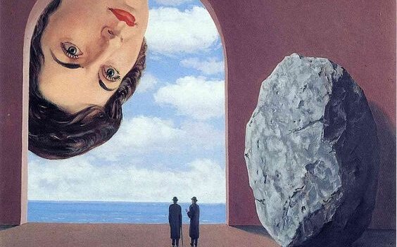 Kæmpe hoved kigger ned på små mennesker