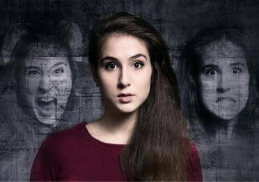 Kvinde med psykiske lidelser illustreret bag sig