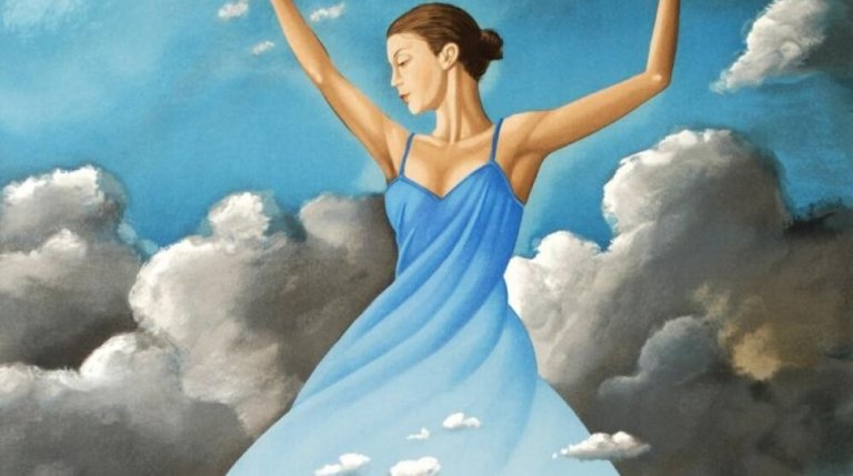 Kvinde med blå kjoler danser mellem grå skyer for at skabe et liv, der er glæden værd