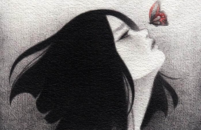 Kvinde med sommerfugl på næse er en modstandsdygtig sjæl