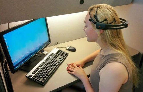 Kvinde ved computer udforsker neurofeedback