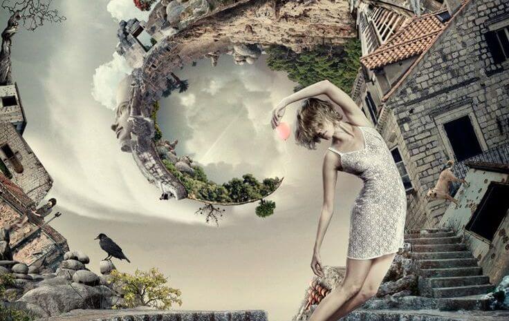 Kvinde danser i en verden formet som en spiral