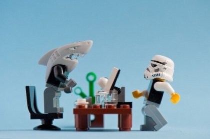 Legomennesker illustrerer giftig chef med hajmaske