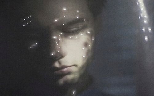 Lyspletter på mands ansigt