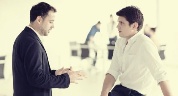 Mand undgår øjenkontakt med en anden mand