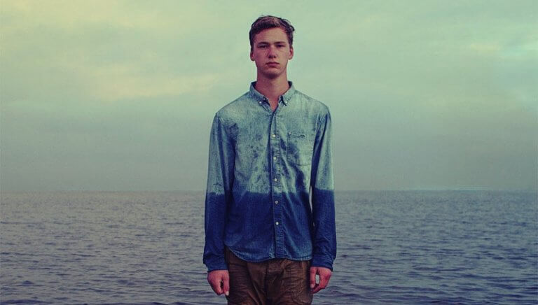 Mand foran hav ønsker at opdage det positive formål med at føle sorg