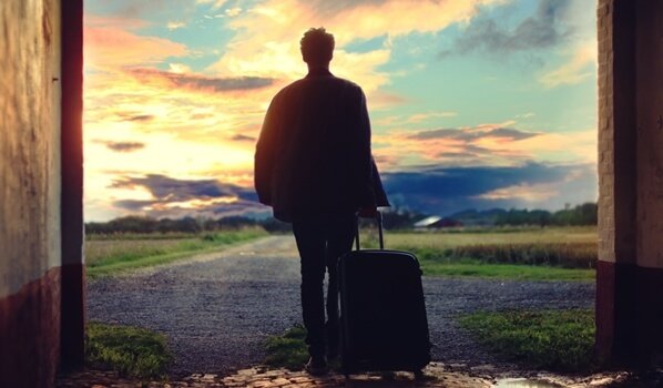 Mand med kuffert skal til at rejse alene