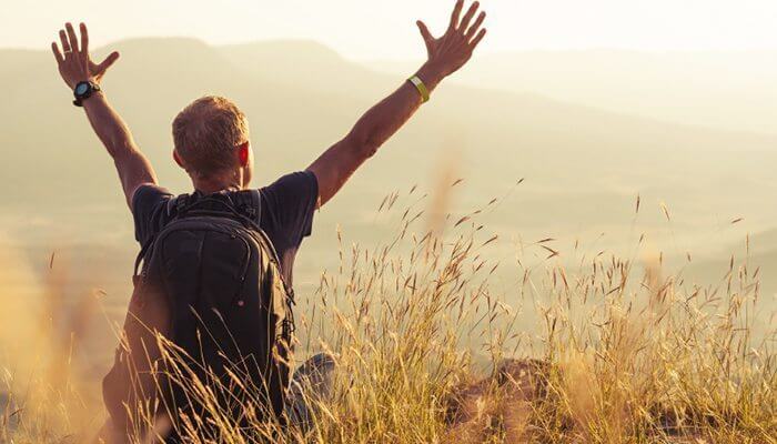Fri mand på mark nyder at rejse alene