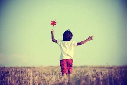 Dreng på mark leger