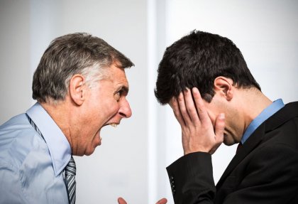 Mand med åben mund råber af anden mand som eksempel på hetero-aggressiv adfærd