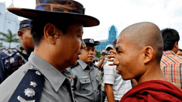 Munk taler med politimand