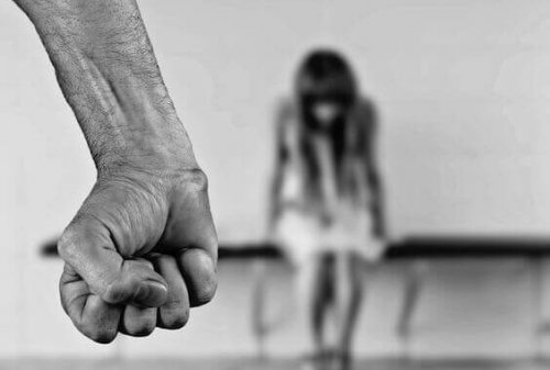 Knyttet næve foran pige illustrerer typer vold