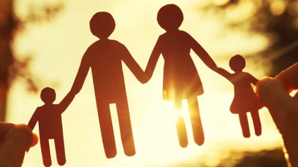 Papirsklip af familie foran sol