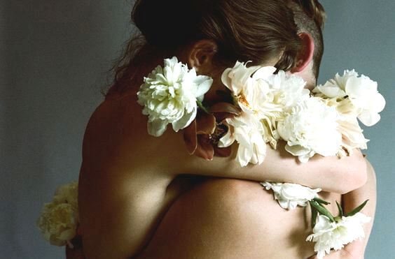 Nøgent par indhyllet i blomster