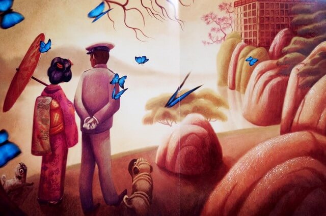 Par går tur i sommerfuglepark som eksempel på ting, man skal gøre i forhold