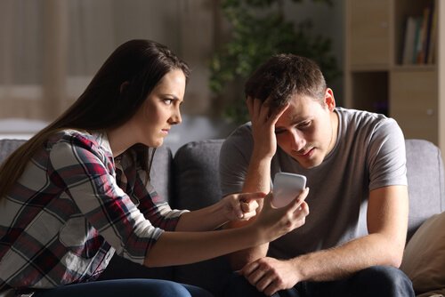 Par diskuterer indhold på telefon på grund af othello syndrom