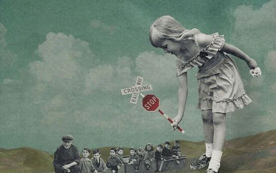 Pige med stopskilt peget mod små mennesker