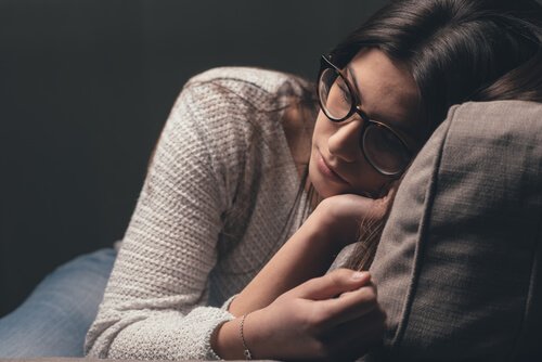 Kvinde med hovedet på en pude er trist over, at hun har svært ved at udtrykke følelser