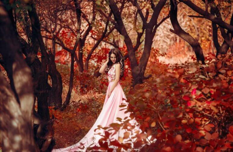 Selvsikker kvinde i skov