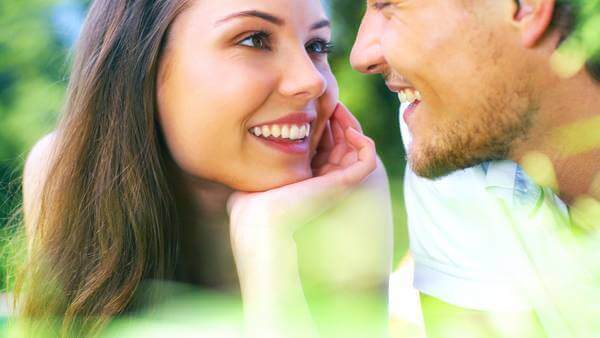 Kvinde læser følelser i øjne på mand