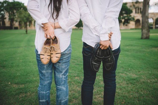 Par står med sko i hænderne