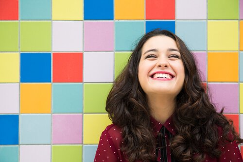 Smilende kvinder anvender humor som forsvarsmekanisme