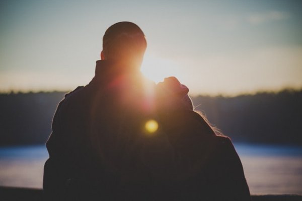 Par ser på oslnedgang og nyder at have en kæreste