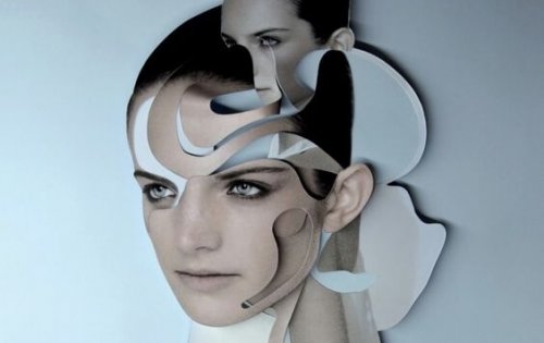 Kvindes ansigt forvrænget af spejle