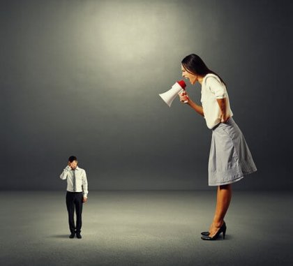 Kæmpe kvinde råber af lille mand som eksempel på hetero-aggressiv adfærd